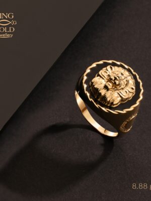 خاتم ذهب عيار 18 من كينج جولد بتصميم فخم يعكس القوة والفخامة